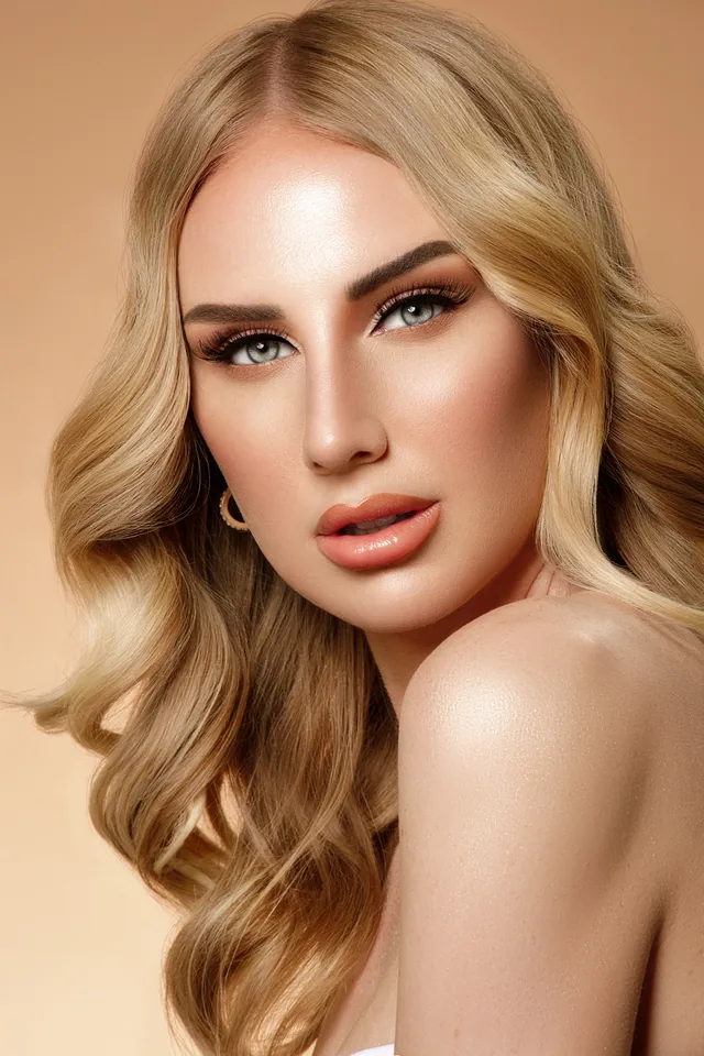 Blonde Hollywood-Wellen mit strahlendem Glow-Make-up