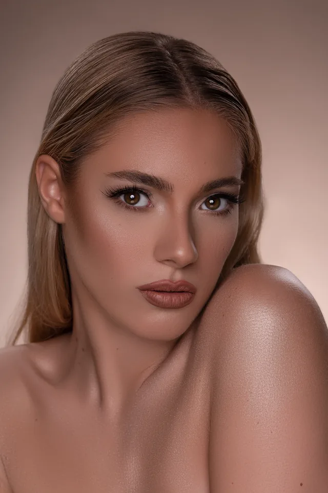 Natürliches Glow-Make-up mit glatt gestyltem blondem Haar