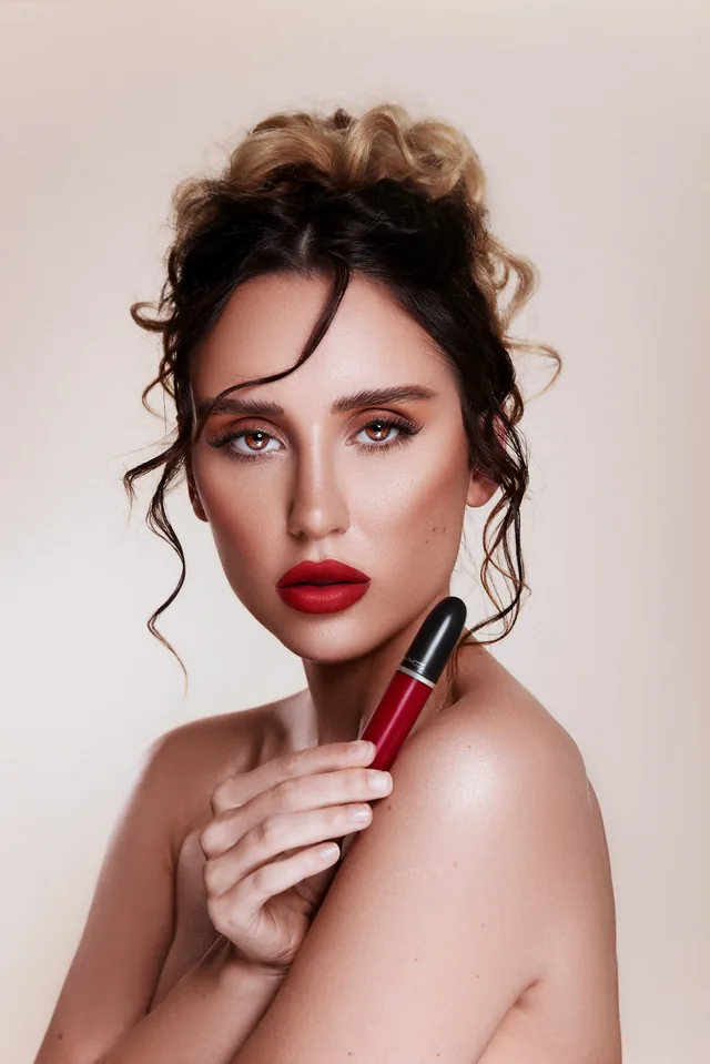 Klassisches Make-up mit roten Lippen und lockerem Messy Bun
