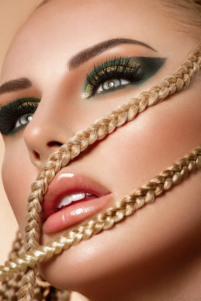 Grüne Smokey Eyes mit geflochtenen Zöpfen – Editorial-Look