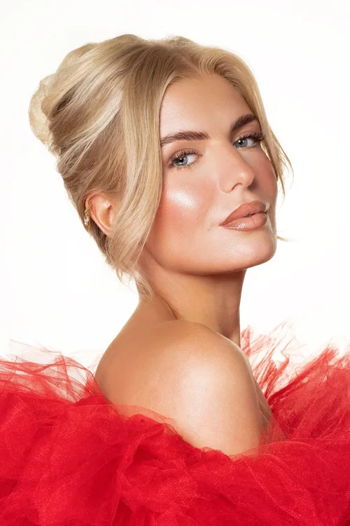 Braut-Make-up mit voluminöser Hochsteckfrisur – Brautstyling in Celle