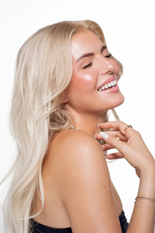 Soft-Glam-Braut-Make-up mit offenen, weichen Wellen